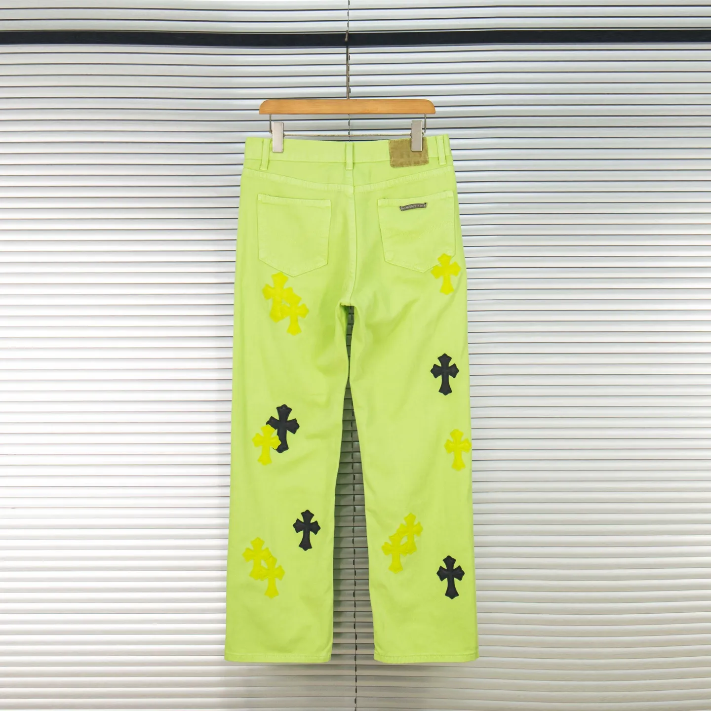 P250 Chrome Hearts dopamine green denim and black and yellow leather couple jeans are a hot trend this season and are sought after by countless celebrities and fashionistas. The neat details of the cutting process add color to the playful fashion! The neat and meticulous design, and the well-fitting structure is unique. The upper body not only has outstanding recognition, but also looks younger and younger. A style with the ultimate wearing meaning and performance, gorgeous color matching, and the craftsmanship of this style is also extremely extraordinary. After the finished product is washed, it is disassembled and hand-made with sheepskin cross leather and then spliced ​​together to complete. The whole piece has too many craftsmanship to describe. It is decorated with patchwork cross flowers and high-waisted washed jeans! ! Absolutely high-end luxury product, a god-level single product, a super popular product, made by top heavy industry, a magic weapon that cannot be missed to hit the streets. Style number: 1829# Size: 28 30 32 34 Color: green